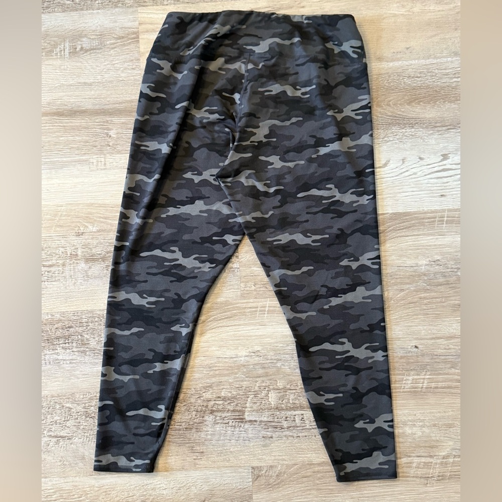Maurices PowerStretch Camouflage Leggings Size 1X - Picture 2 of 4